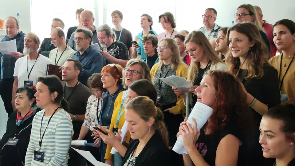 Velký adventní sbor Brno zpívá gospel na podiu